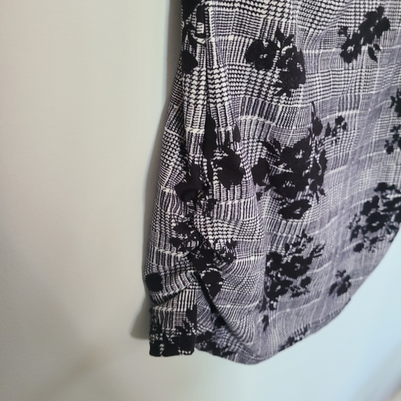 Small Long Sleeved Black and White Foral Top - Picture 4 of 6